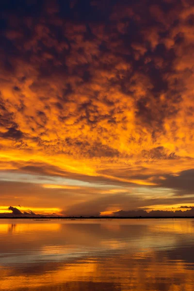 Orangefarbene Wolken am Himmel nach Sonnenuntergang. — Stockfoto