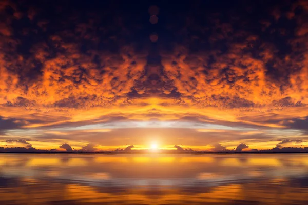 Pôr do sol no lago com nuvens alaranjadas . — Fotografia de Stock