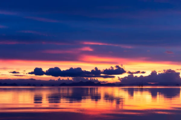 美丽的湖，与云日落之后. — 图库照片