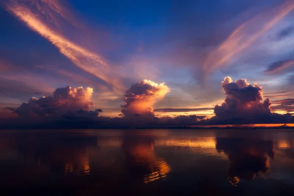 Krásné jezero po západu slunce s mraky. — Stock fotografie