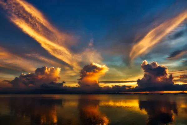 Schöner See nach Sonnenuntergang mit Wolken. — Stockfoto