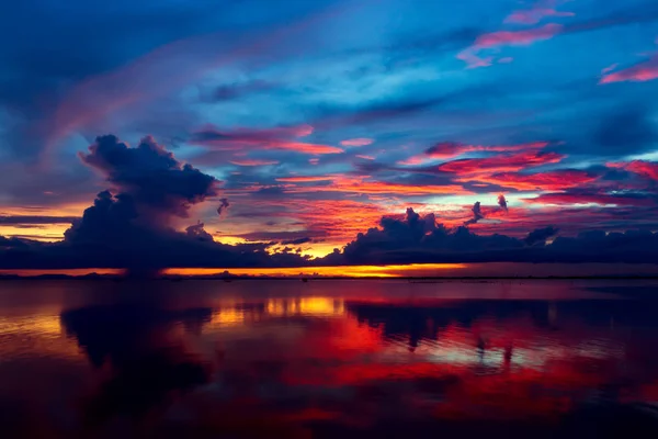 Lindo lago após o pôr do sol com nuvens . — Fotografia de Stock