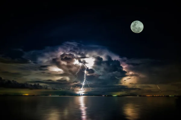 Full moon in the dark sky — Stock Photo, Image