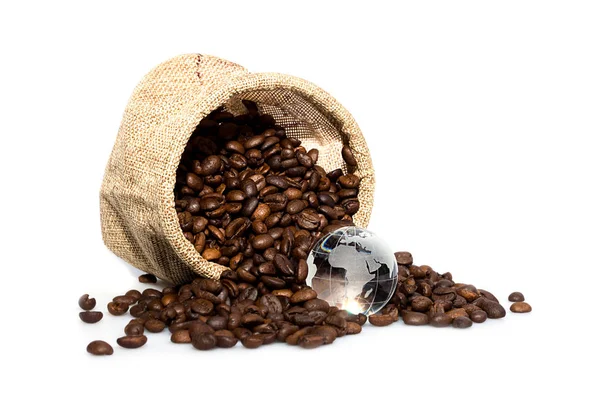 Palone ziarna kawy i świat bombki. — Zdjęcie stockowe