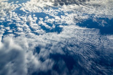 Beyaz bir mavi gökyüzünde cirrocumulus bulut.