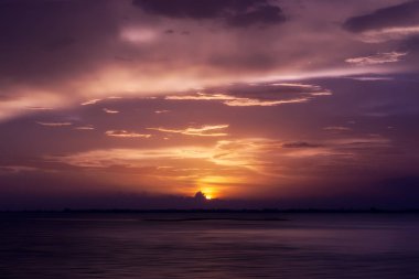 Gölde gün batımı.