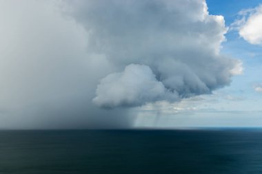 Denize düşen bulutlar ve yağmur.