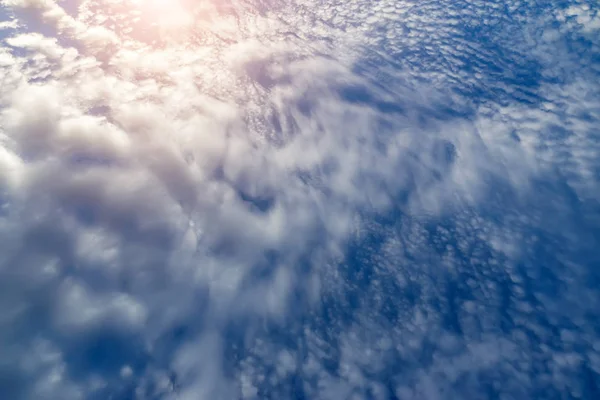 Branco de nuvem cirrocumulus no céu azul . — Fotografia de Stock