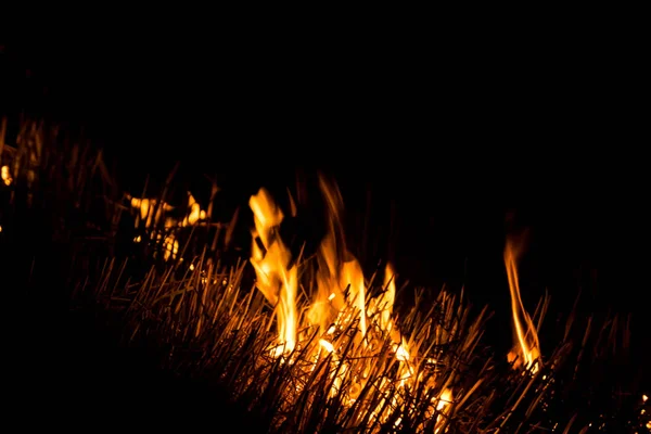 Il movimento delle fiamme al buio — Foto Stock