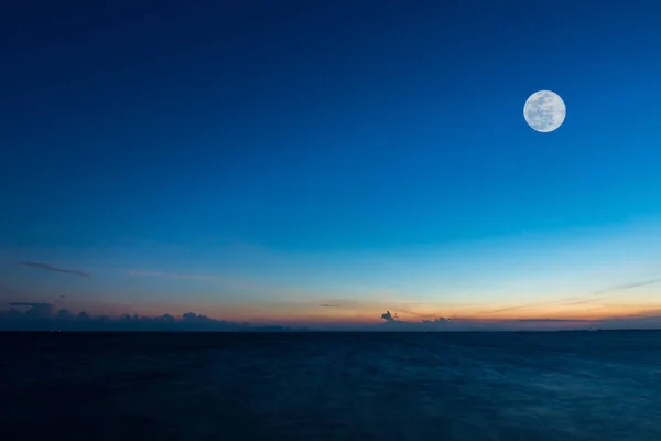 Luna llena en el cielo en el lago en el crepúsculo . — Foto de Stock