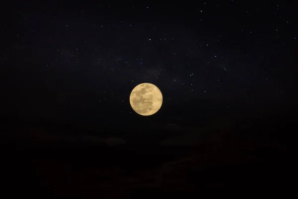 Pleine lune avec étoile dans la nuit noire . — Photo