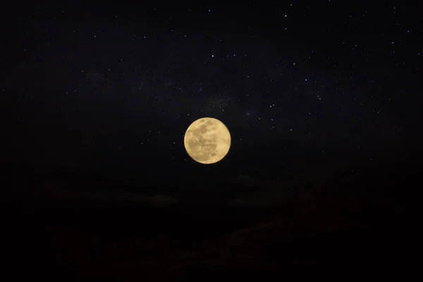 Vollmond mit Stern in der dunklen Nacht. — Stockfoto