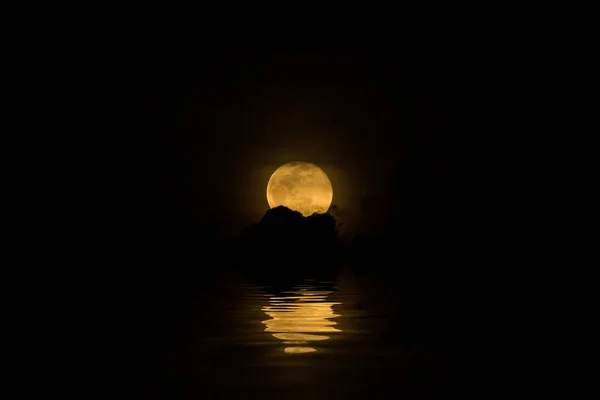Luna llena detrás de la nube trasera — Foto de Stock