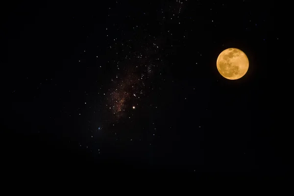 Noite de lua cheia e maneira leitosa — Fotografia de Stock