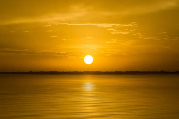 Solnedgång på sjön. — Stockfoto