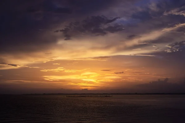 De hemel en het meer in de schemering na zonsondergang. — Stockfoto