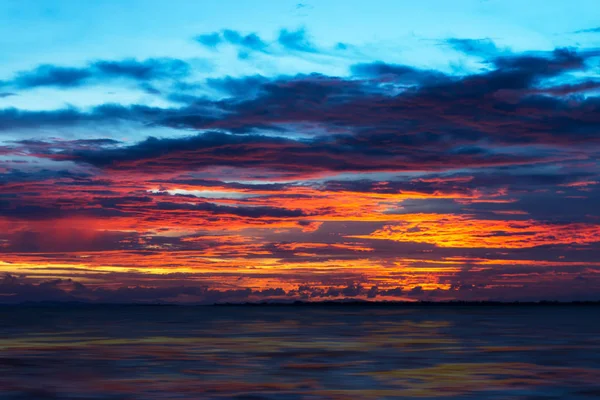 Volle Farbwolke des Dämmerhimmels am See. — Stockfoto