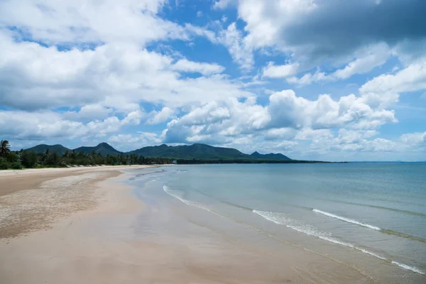 Quiet beach with clouds and mountains. — Stock Photo, Image