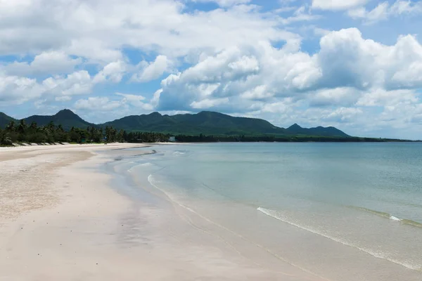 Playa tranquila con nubes y montañas . — Foto de Stock