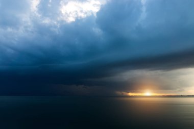 Bulut yağmur denizde.