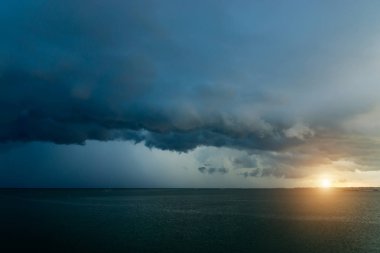 Karanlık bulut yağmur denize düşen.