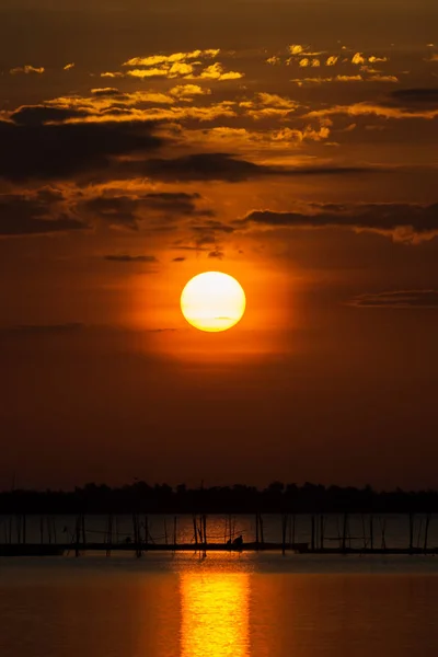 Zonsondergang op het meer. — Stockfoto