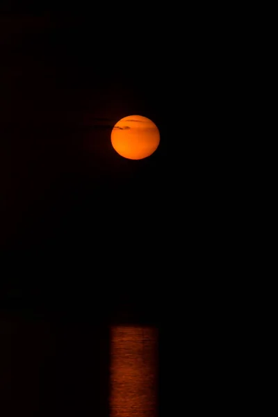 Grote zon in de donkere achtergrond. — Stockfoto