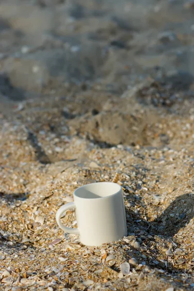 Tazza di caffè bianco sulla sabbia . — Foto Stock