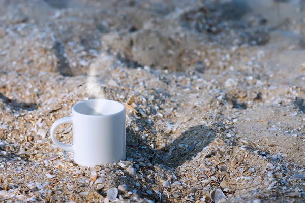 Tazza di caffè bianco sulla sabbia . — Foto Stock