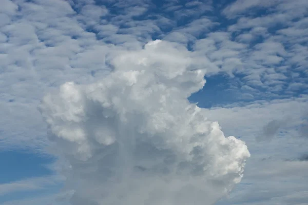 青い空の背景を持つ白い雲. — ストック写真