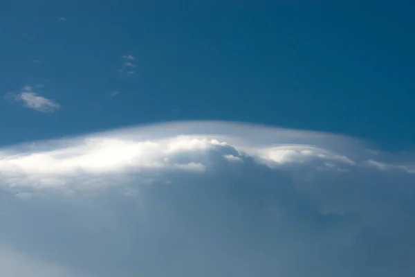 青い空の背景を持つ白い雲. — ストック写真