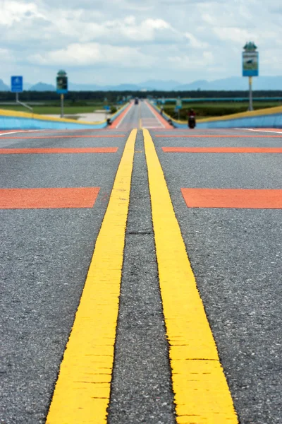 Farverige trafiklinjer på vejen - Stock-foto