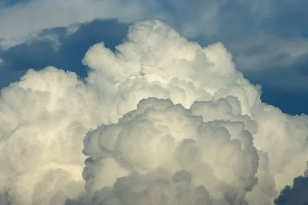 青い空の背景を持つ白い雲. — ストック写真