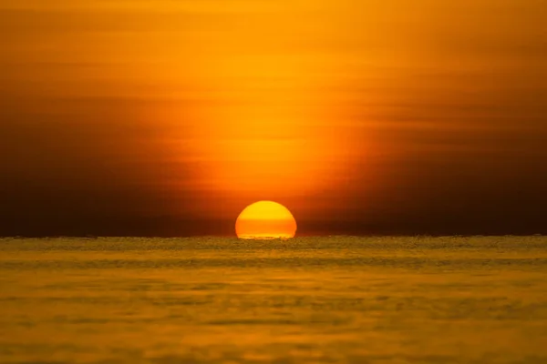 Velké sunrise v zlaté hodiny u jezera. — Stock fotografie