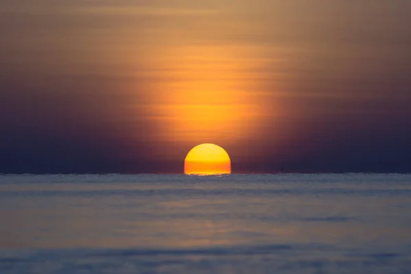 Grande alba nell'ora d'oro al lago . — Foto Stock