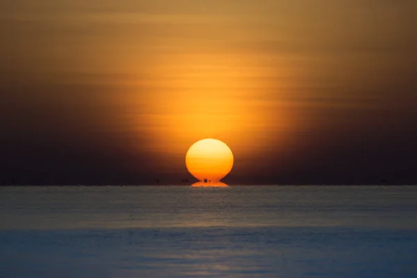Μεγάλη Ανατολή του ηλίου στη Χρυσή ώρα στη λίμνη. — Φωτογραφία Αρχείου