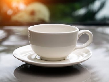 Sabah zamanında kahve fincanı.