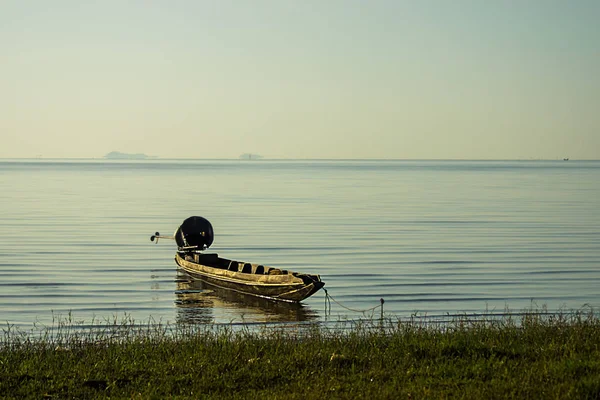 Yerel balıkçı teknesi göl Park.