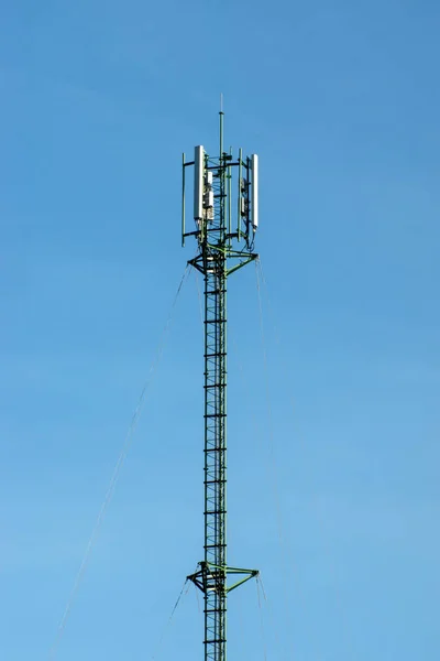Internet antenna with blue sky. — Stock Photo, Image