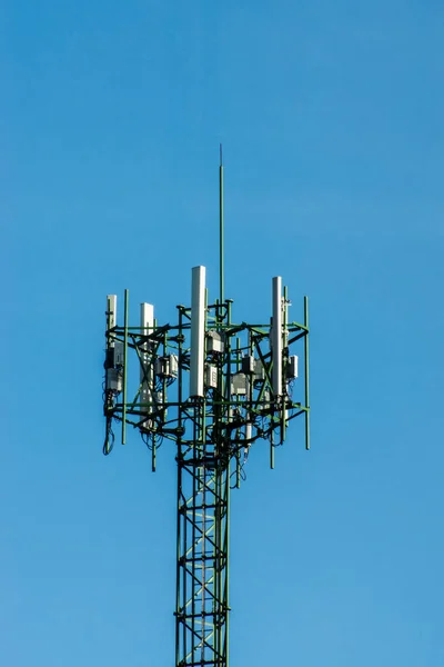 Internet antenn med blå himmel. — Stockfoto