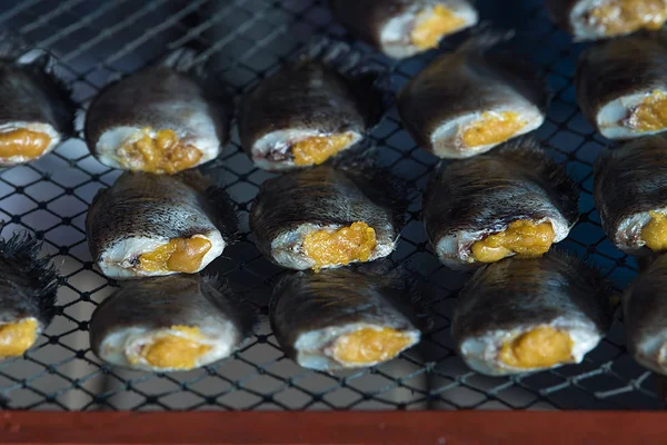 Ryby solené s žluté vejce. — Stock fotografie