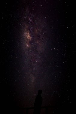 Samanyolu ve karanlık gece yıldızlarda