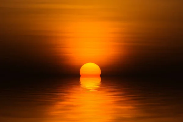 Großer Sonnenaufgang in goldener Stunde am See. — Stockfoto