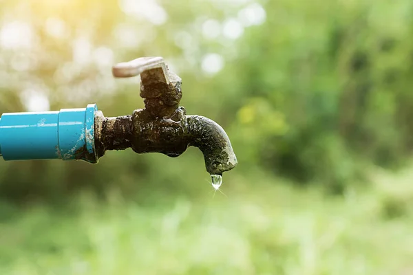 Old Faucet defective — Stock Photo, Image