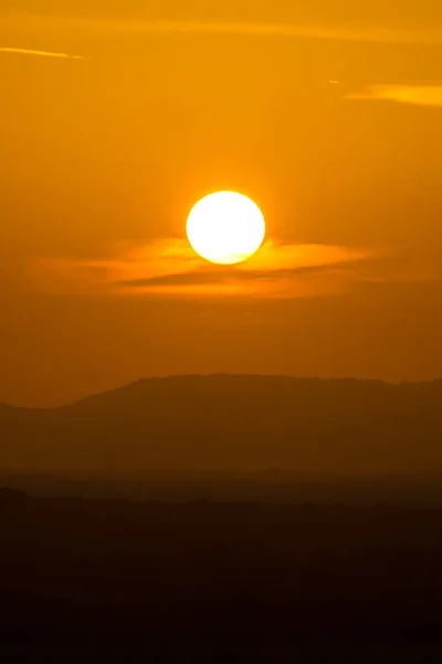 Céu do por do sol e sol grande com montanha . — Fotografia de Stock