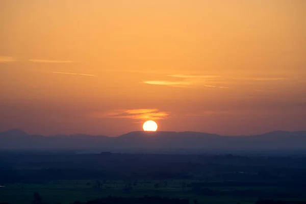 Sonnenuntergang Himmel und große Sonne mit Berg. — Stockfoto