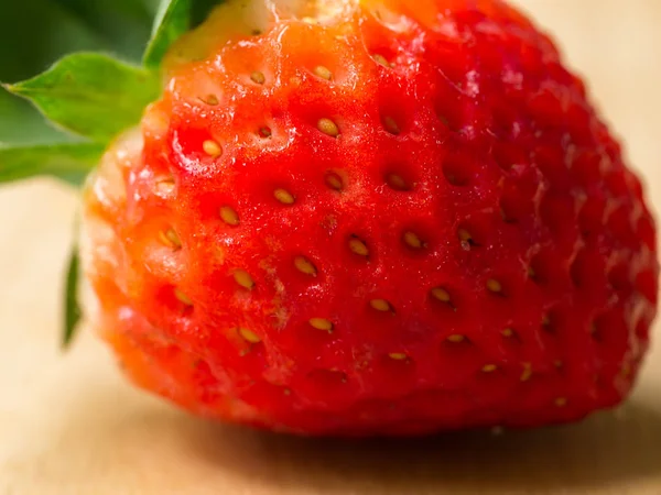 Gros plan de fraise sur bois . — Photo