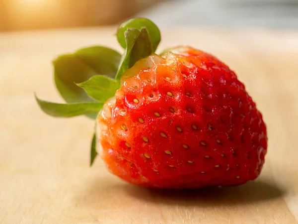 Nahaufnahme von Erdbeere auf Holz. — Stockfoto