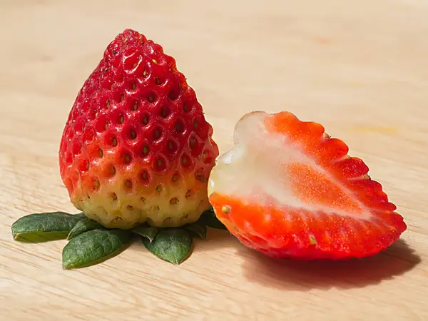 Close up of strawberry on wood. — Stock Photo, Image