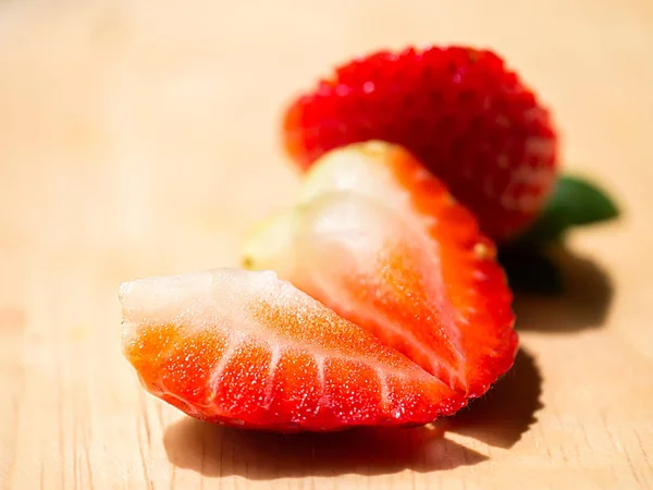 Nahaufnahme von Erdbeere auf Holz. — Stockfoto